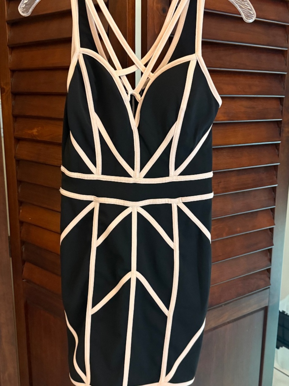 ENTRY LBD WITH CONTEMPORARY DESIGNS, SIZE SMALL